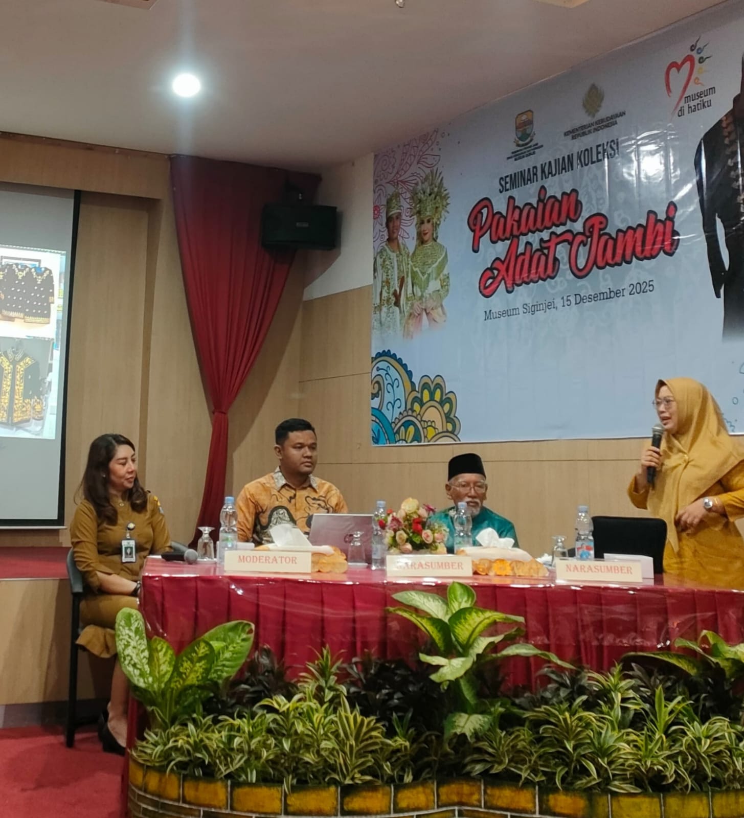 Perkuat Identitas Budaya Daerah: Prodi SPI Ikut Sukseskan Seminar Kajian Pakaian Adat Jambi