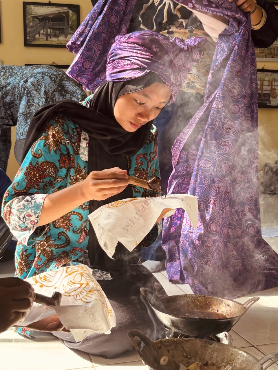 Praktikum Membatik dengan Bahan Alami, Mahasiswa Prodi SPI Lestarikan Warisan Budaya Batik Jambi